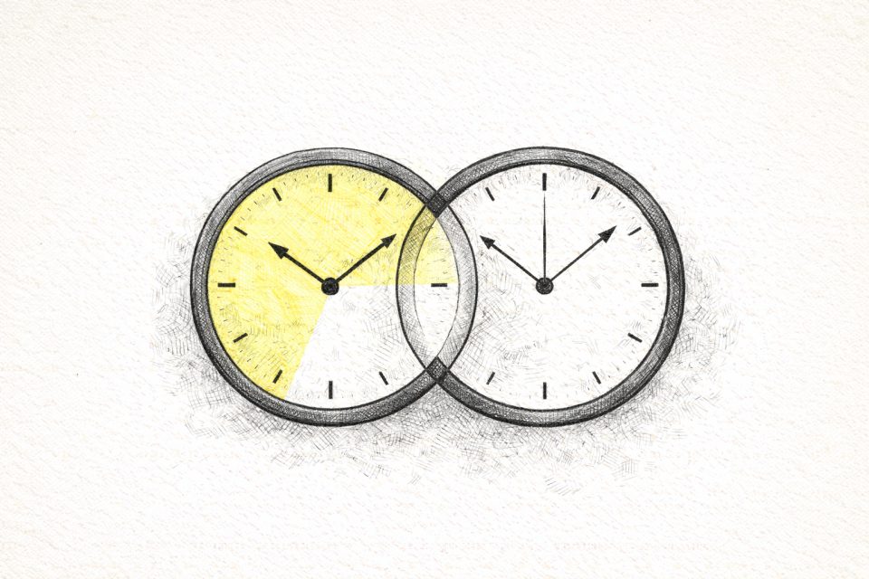 Deux horloges en sablier illustrant les limites et compromis du changement d'heure.