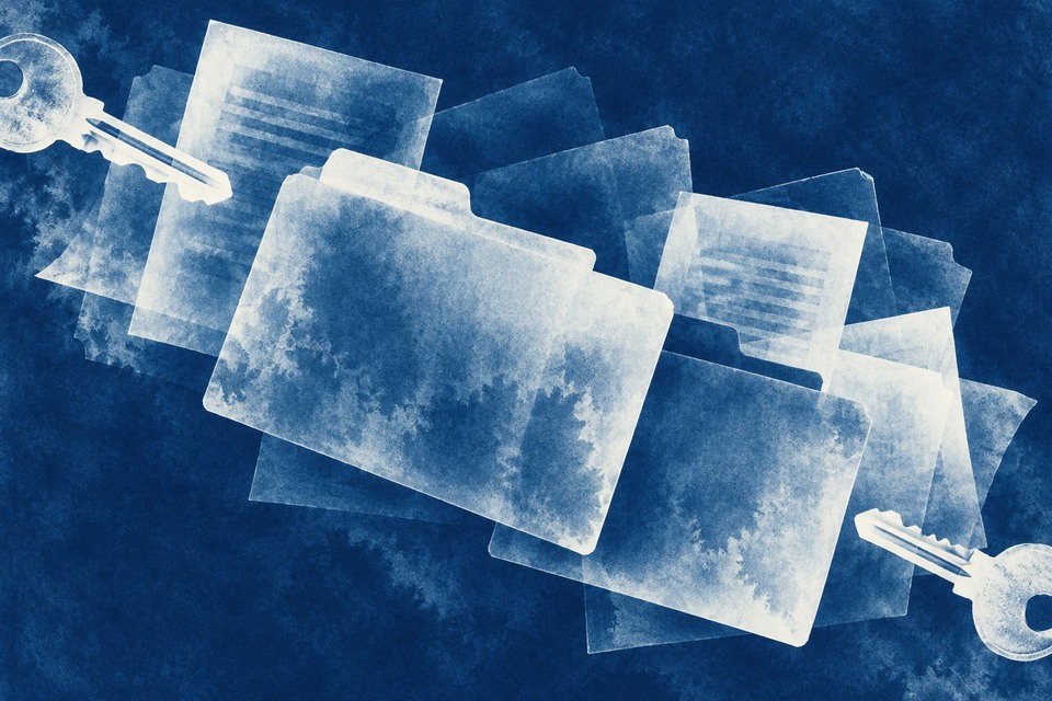 Silhouettes blanches de dossiers, de feuilles et de clés superposées sur un cyanotype bleu profond.