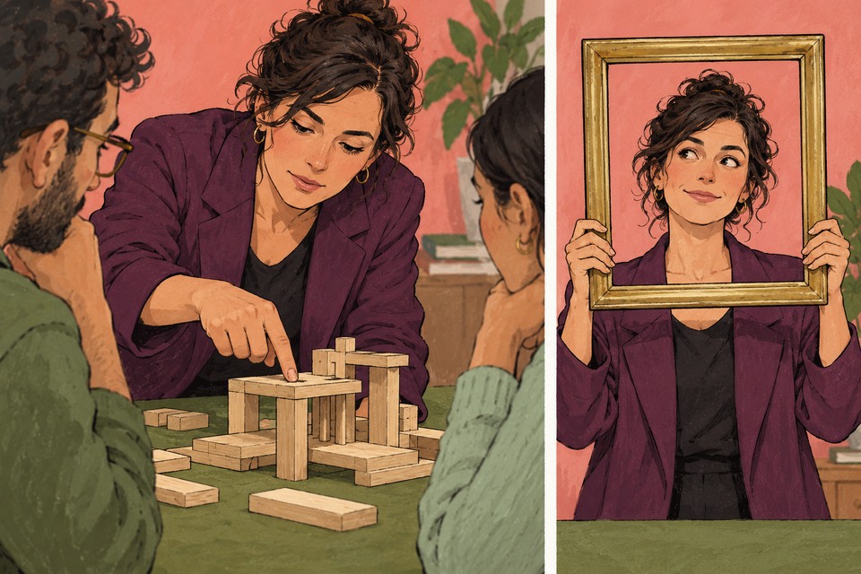 Illustration générée par IA : une professionnelle explique une construction, puis pose dans un cadre.