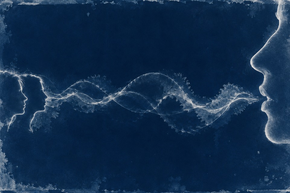 Illustration générée par IA, effet cyanotype bleu : des profils imaginaires reliés par des traces de parole.